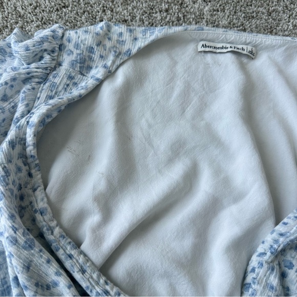 Abercrombie & Fitch Blue & White Floral Knot Crop Top, Flutter Sleeve - Large - Picture 7 of 13